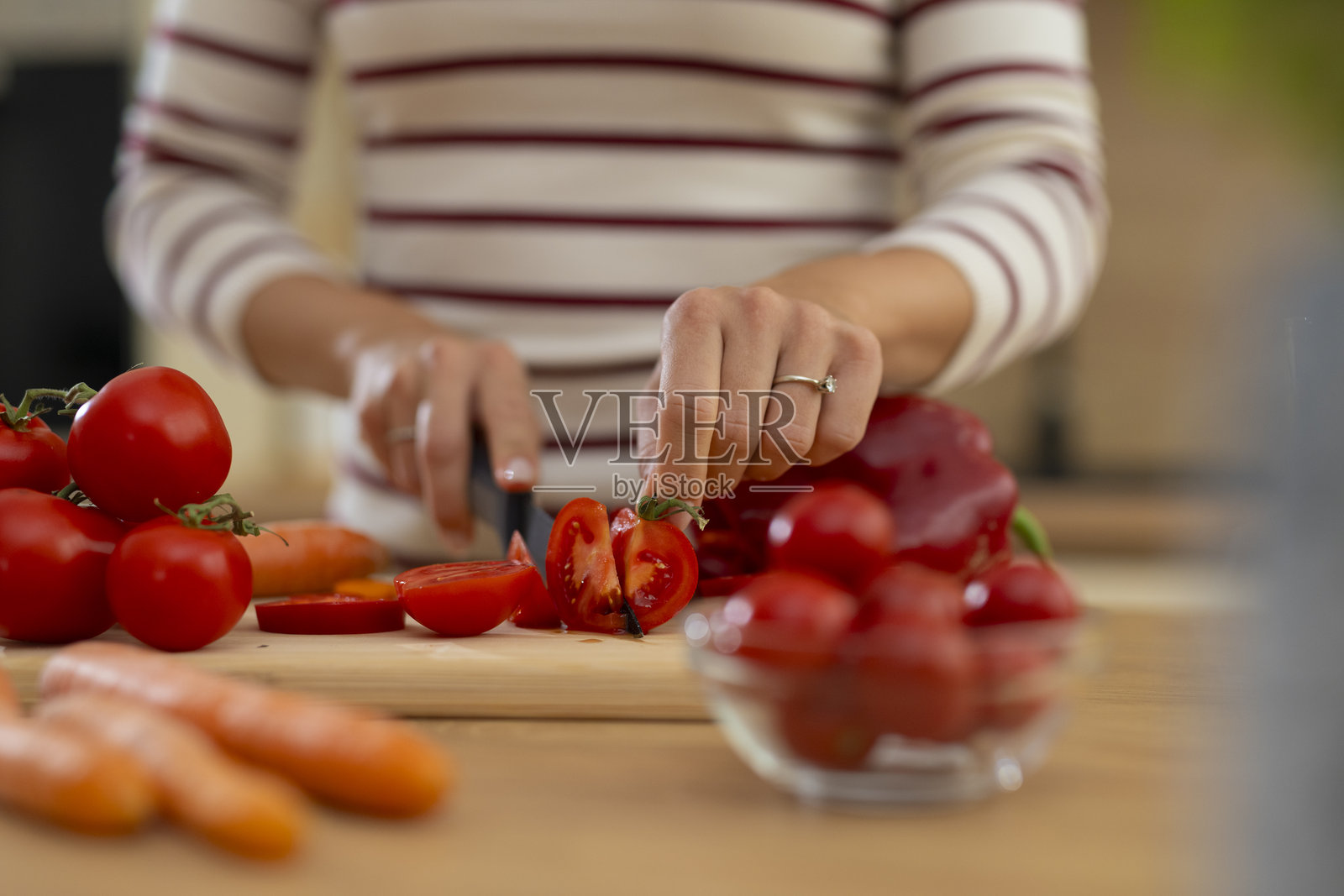 女子切新鲜蔬菜准备健康烹饪照片摄影图片