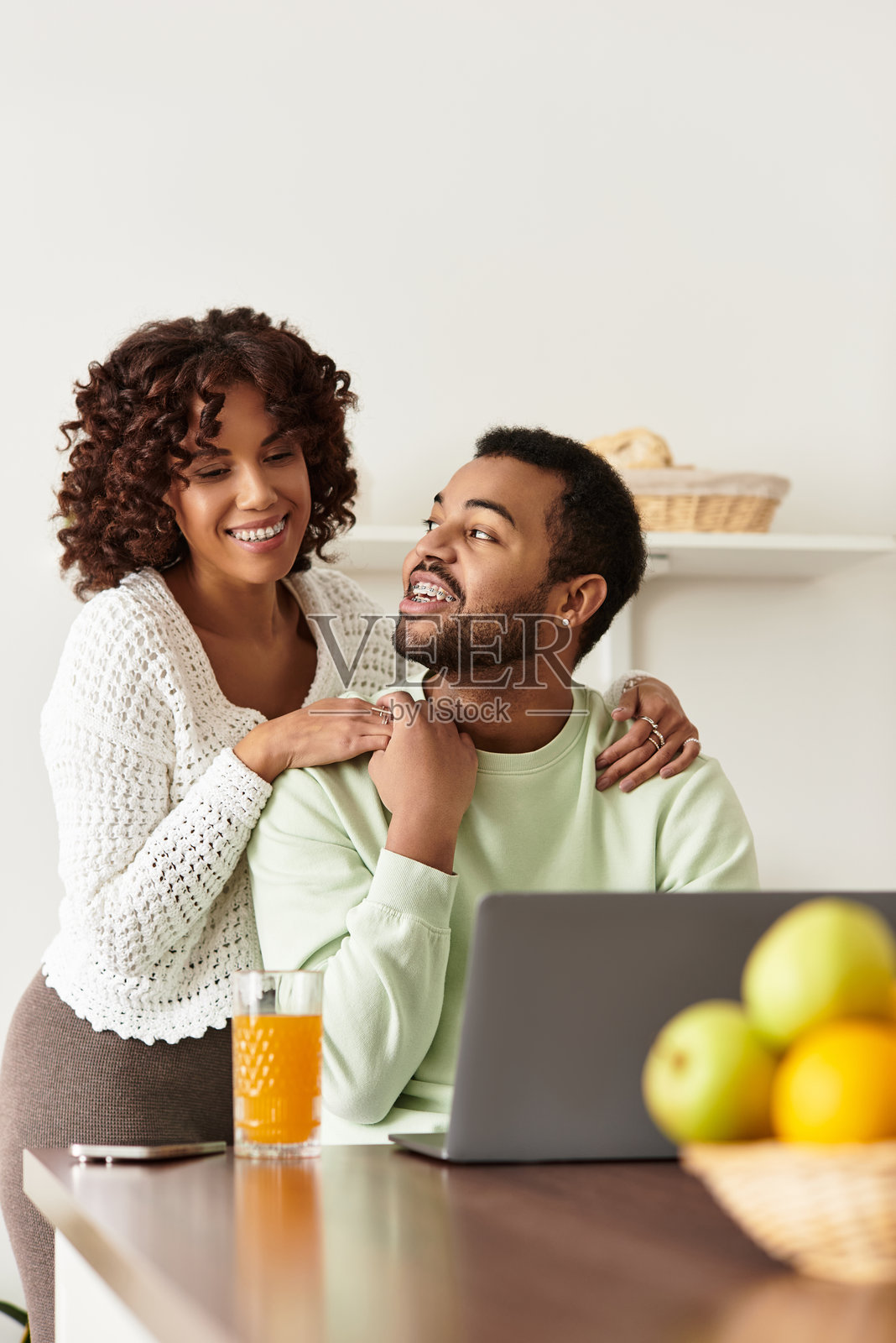 阳光明媚的午后,情侣在温馨的公寓里分享着快乐时光照片摄影图片