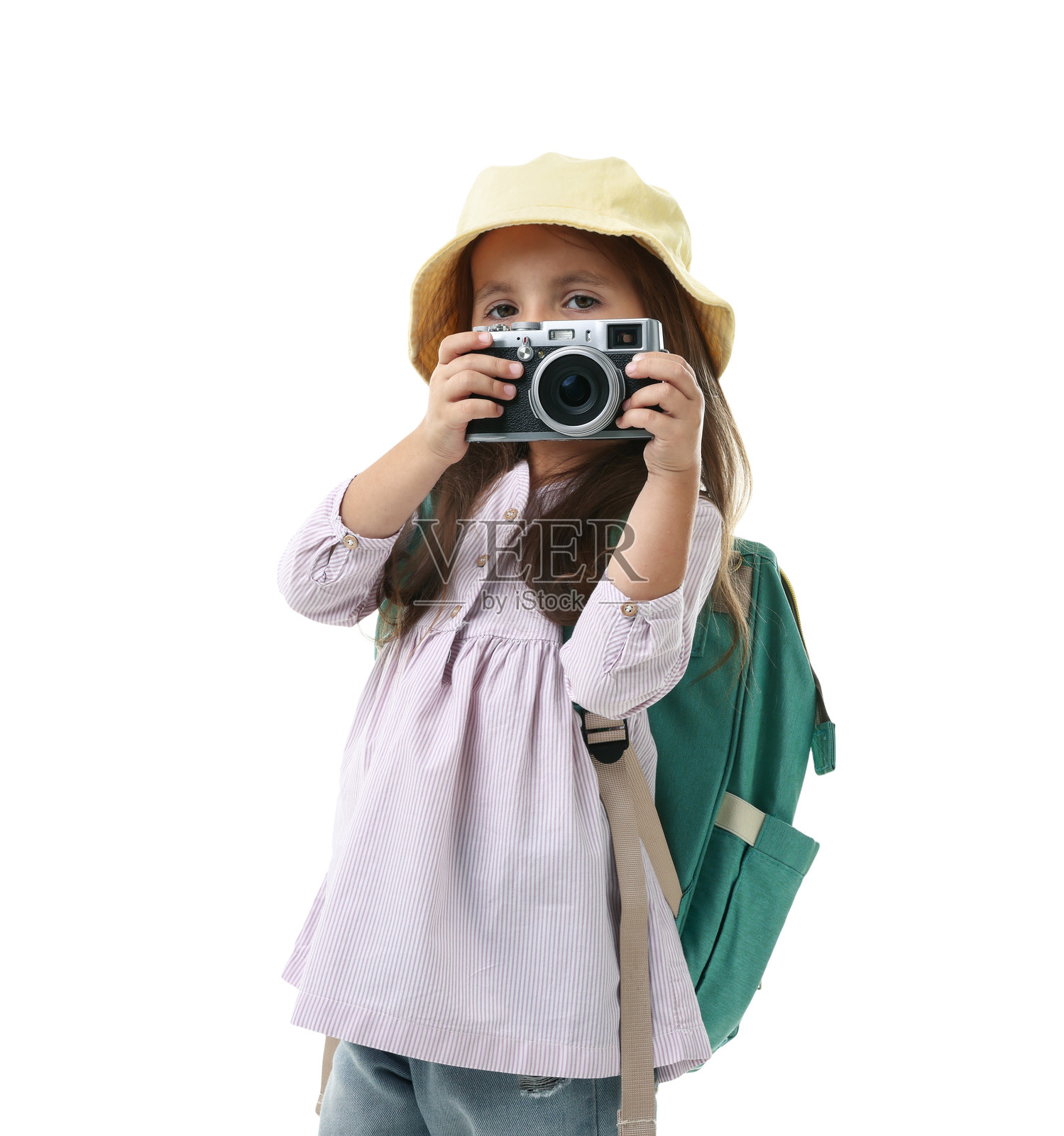 职业选择。小女孩拿着相机假装是摄影师,背景为白色照片摄影图片
