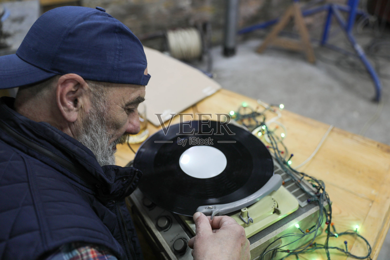 复古音乐爱好者演奏经典黑胶唱片照片摄影图片