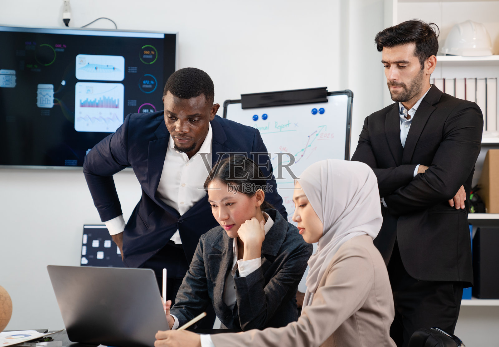 多民族团队的同事们正在讨论预算绩效规划照片摄影图片