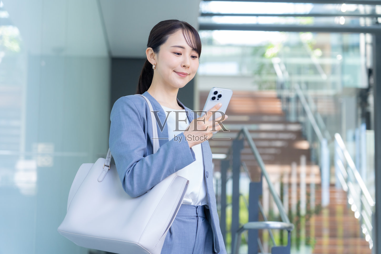 女商人正在办公室工作照片摄影图片