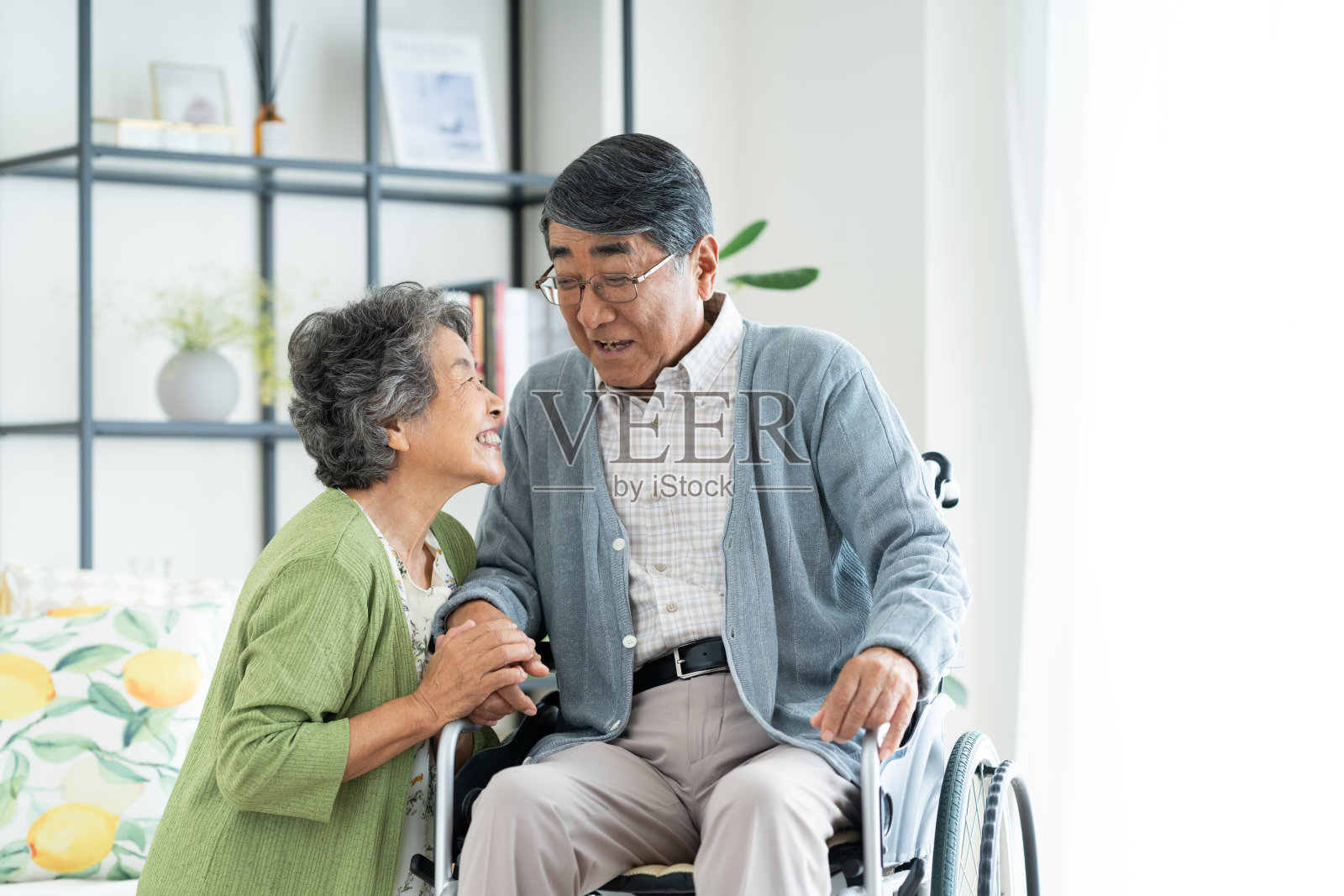 坐轮椅的老年夫妇提供居家护理照片摄影图片