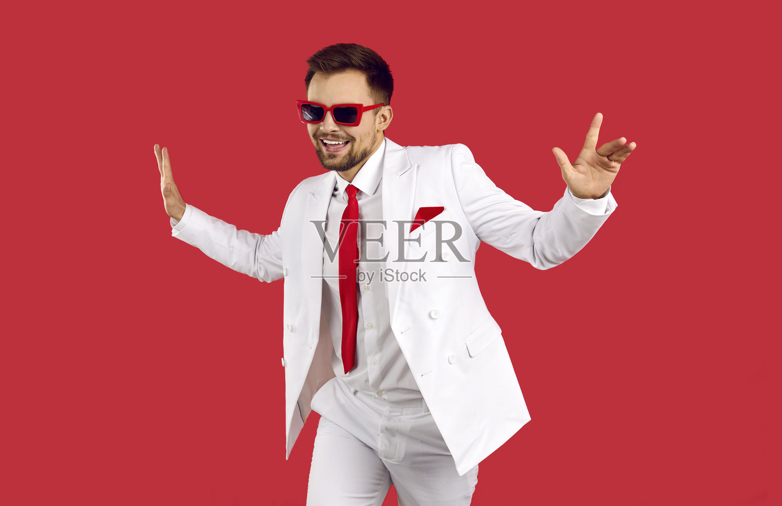 西装革履的男人在红色背景上跳舞照片摄影图片