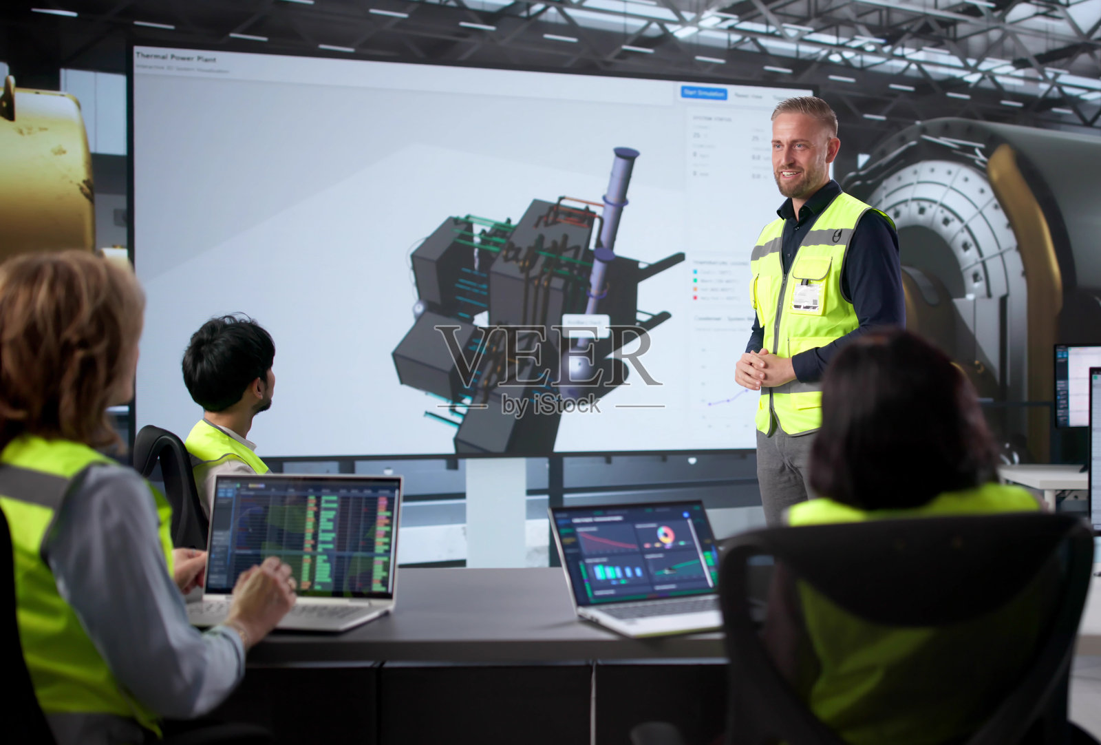 工程师监督多元化团队照片摄影图片