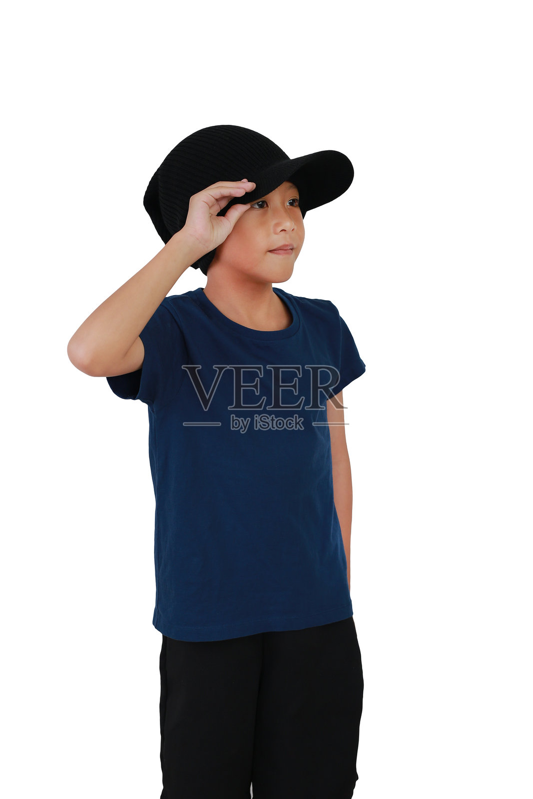 穿着黑色棒球帽的亚洲男孩肖像,一手扶着帽子,看向一旁,白色背景上孤立。照片摄影图片