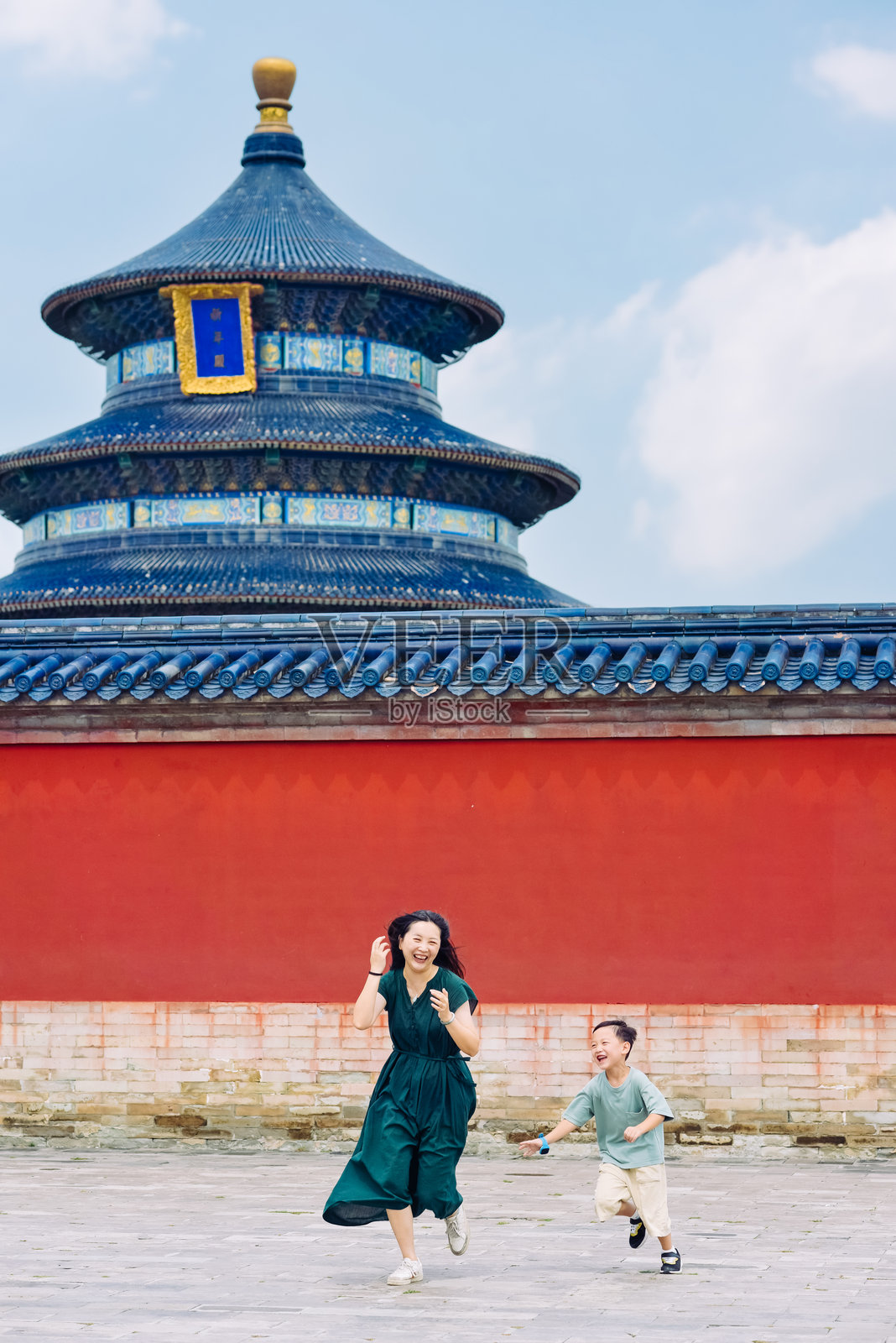 一位亚洲女性和她的儿子在中国北京天坛公园玩耍照片摄影图片
