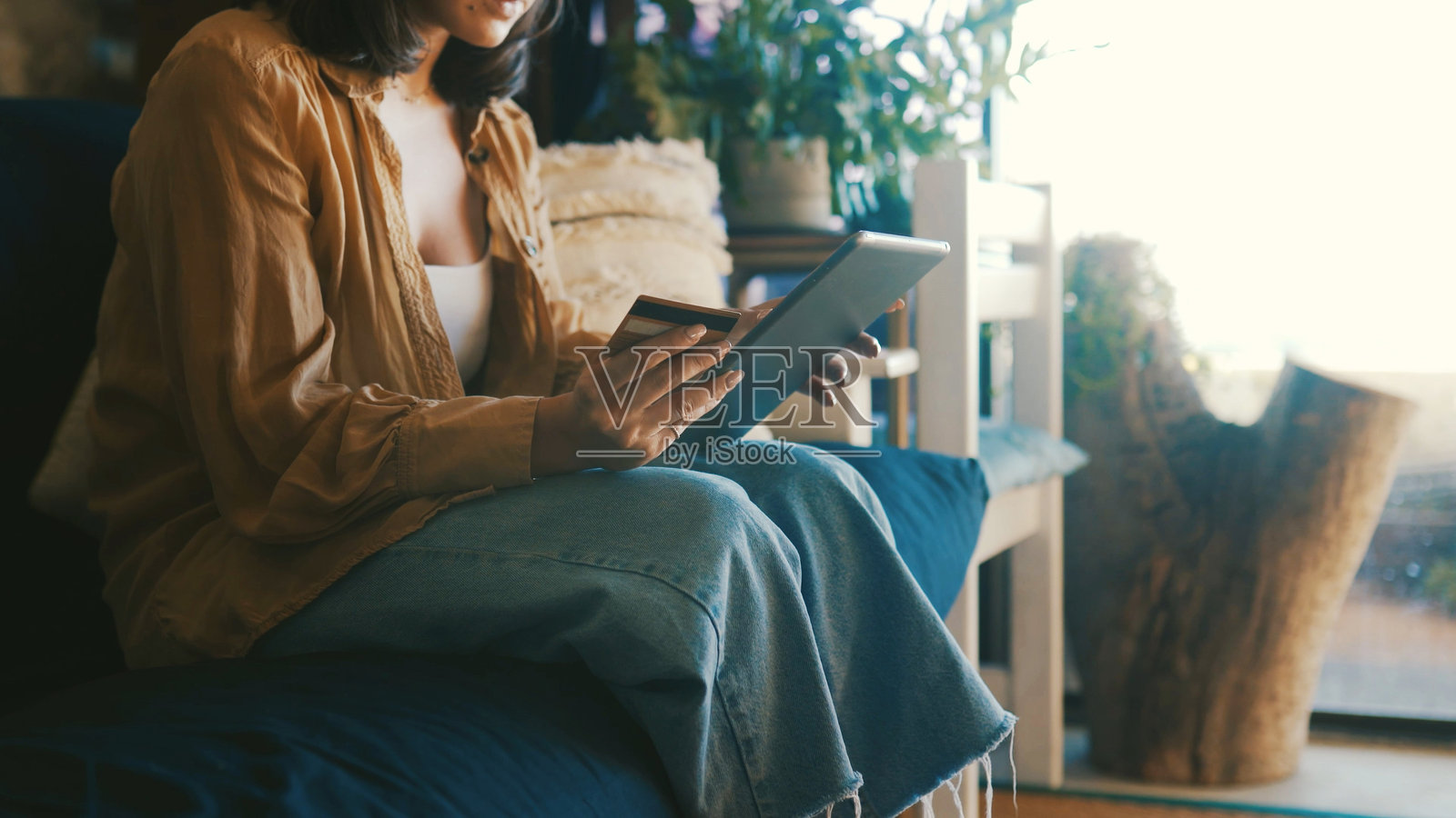 信用卡、女性手持平板电脑坐在沙发上进行网上购物、网上银行或网站交易。在家中使用应用程序进行数字购买、折扣交易或电子商务,包含个人或借记卡信息。照片摄影图片