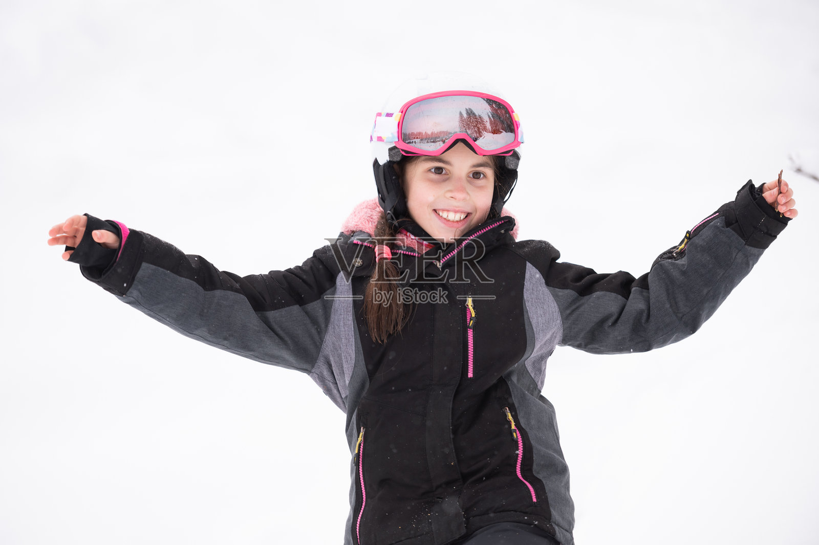 年轻女孩享受冬季滑雪度假活动照片摄影图片