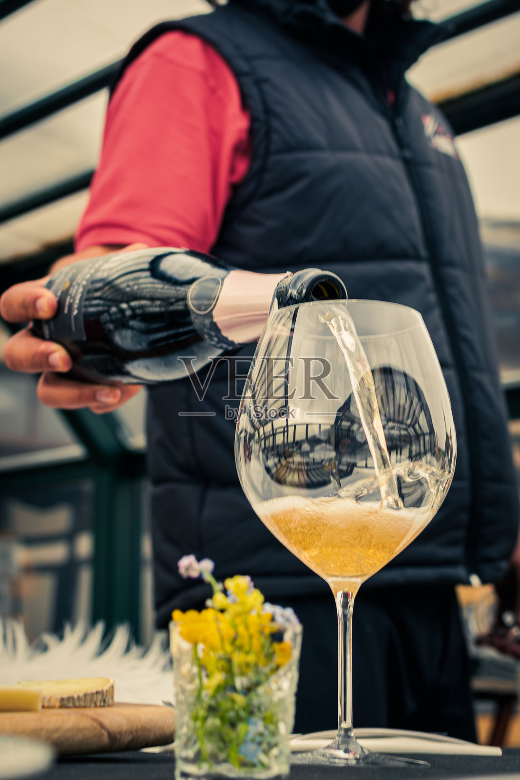 在开胃酒之前倒入普罗塞克气泡酒。照片摄影图片