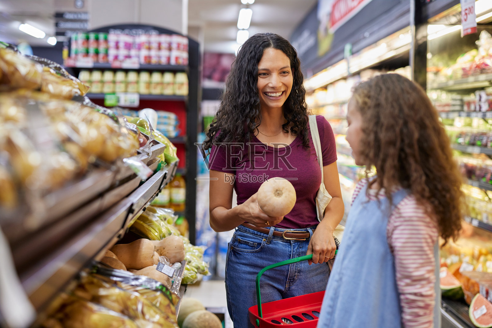 拉丁母亲和女儿一起购物照片摄影图片