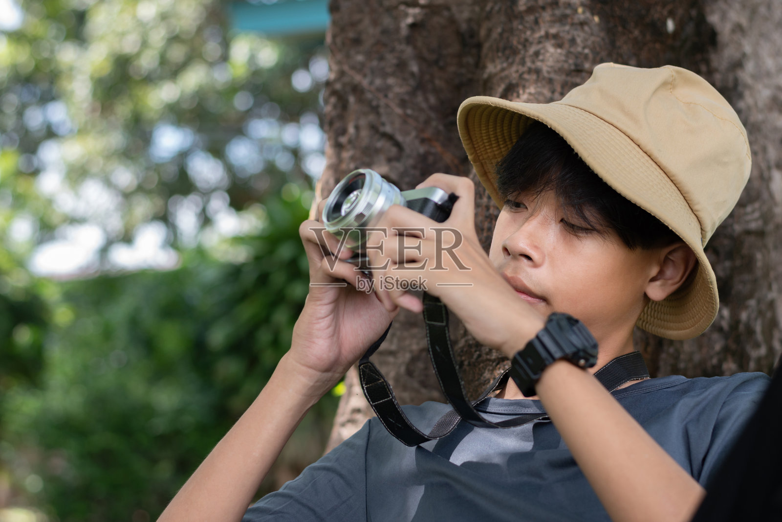 亚洲青少年男孩的自然研究照片摄影图片