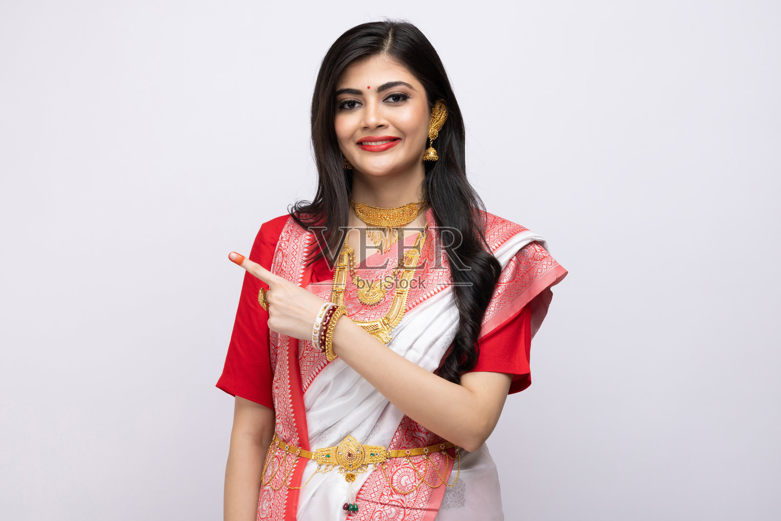 身穿传统服饰的漂亮孟加拉年轻女孩,白色背景隔离图照片摄影图片