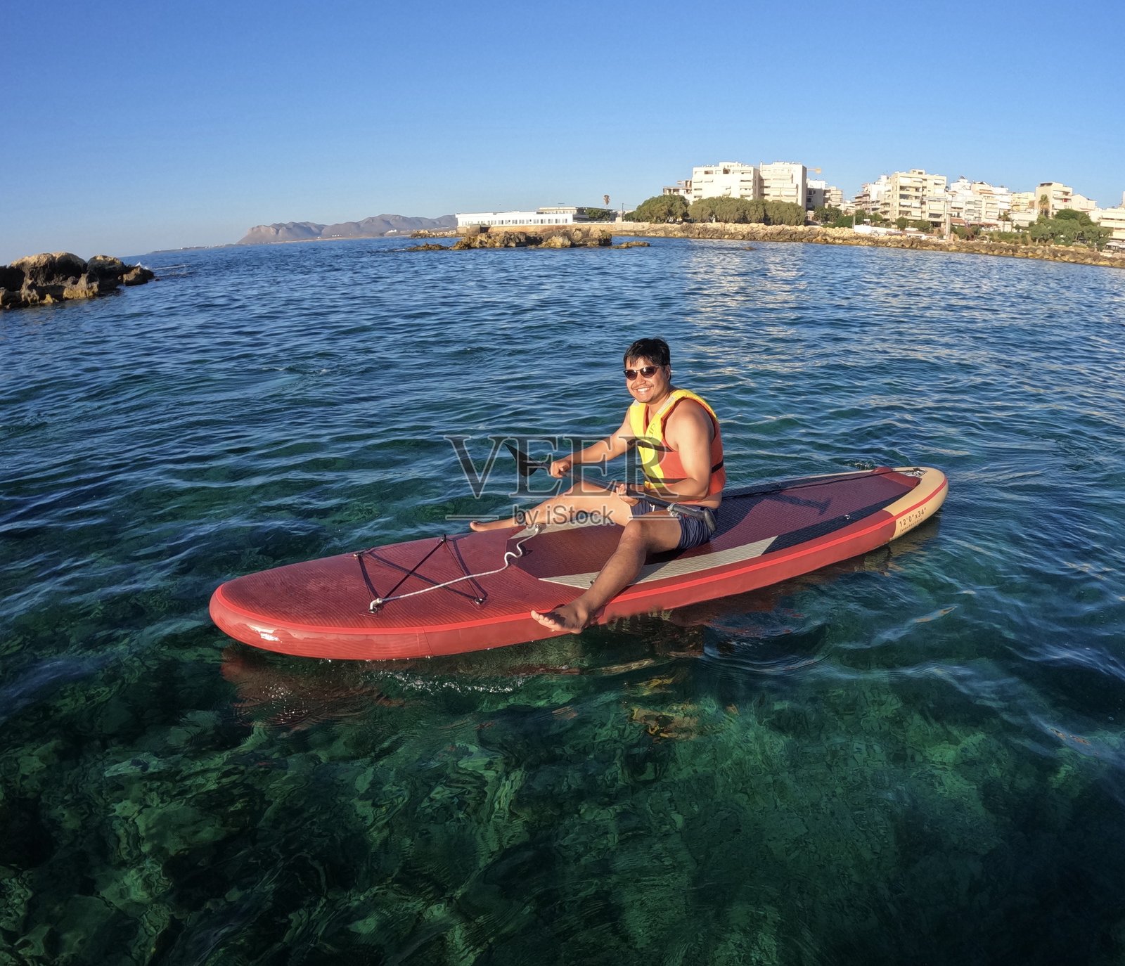 在克里特岛哈尼亚的水晶般湛蓝的海水中划皮划艇照片摄影图片