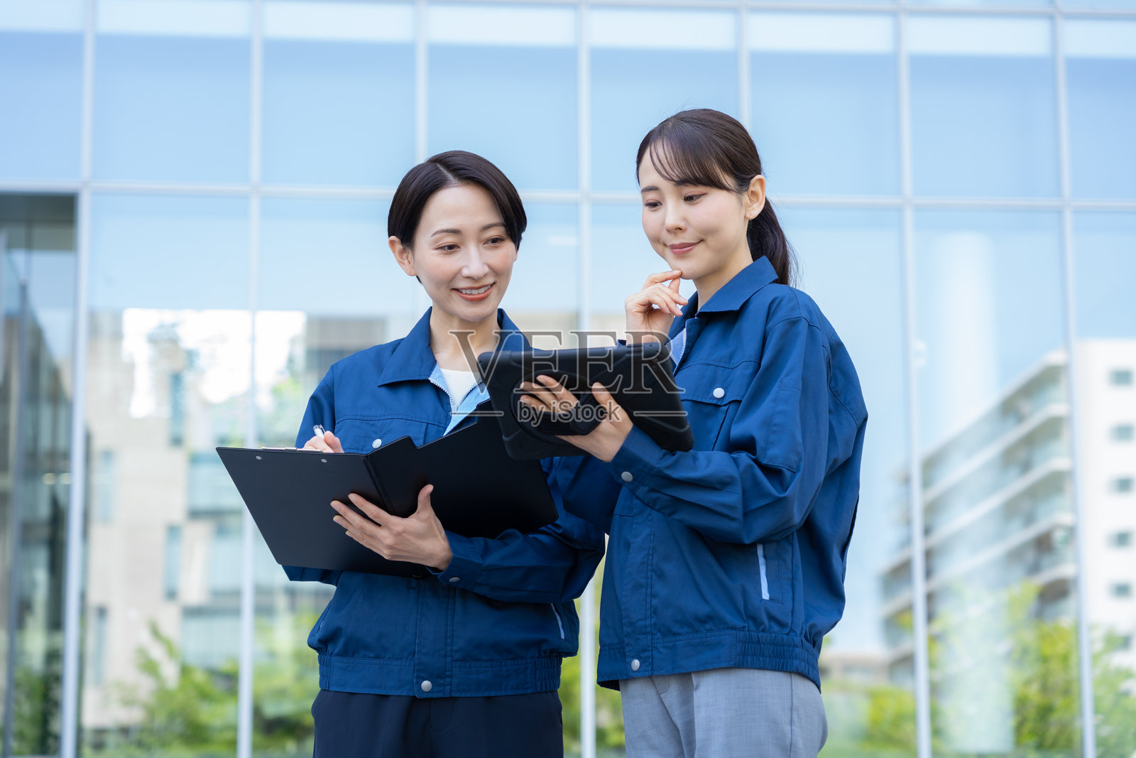女性工程师正在进行建筑维护照片摄影图片