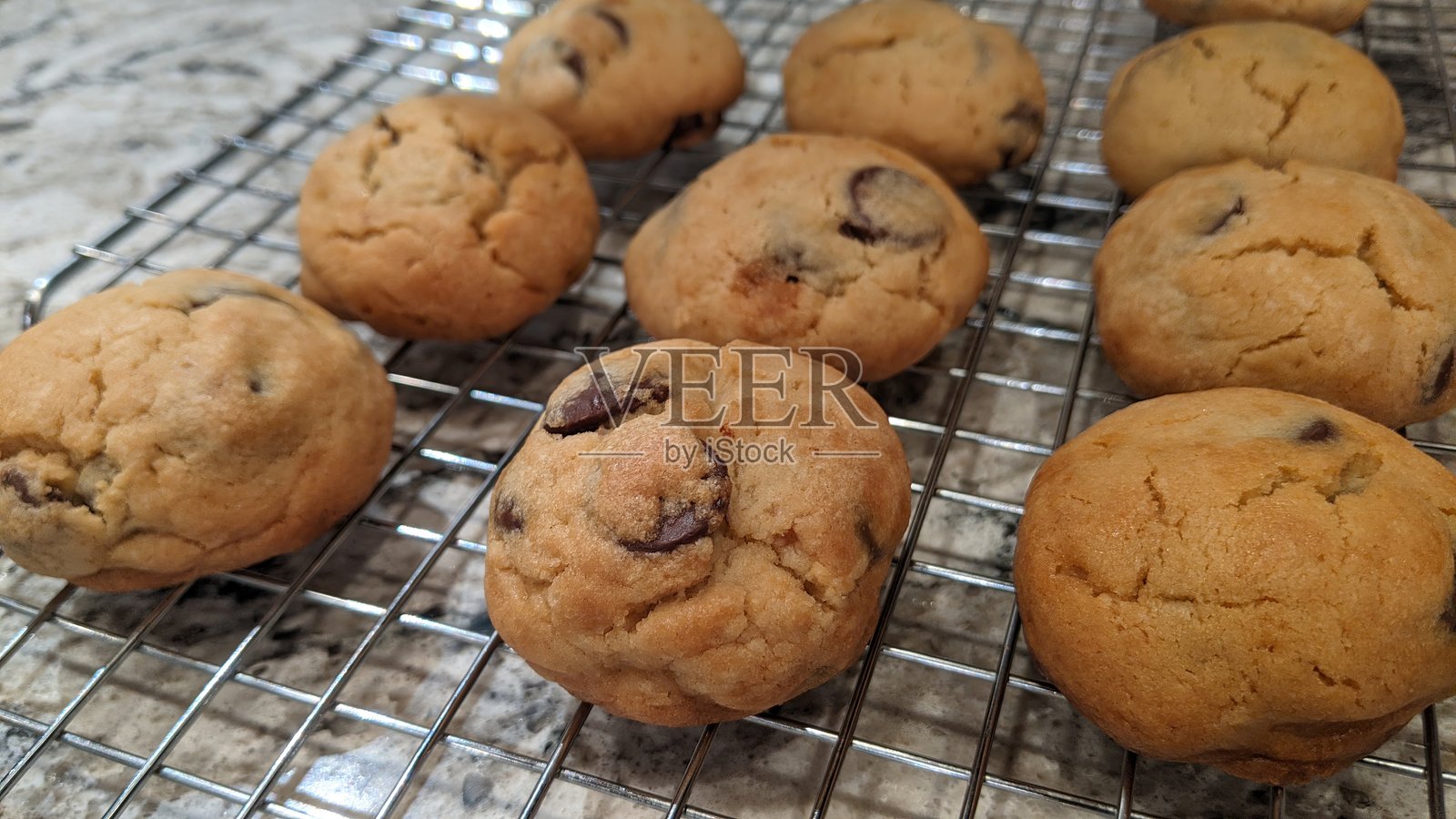 刚出炉的巧克力曲奇饼放在晾网上,平视角度照片摄影图片