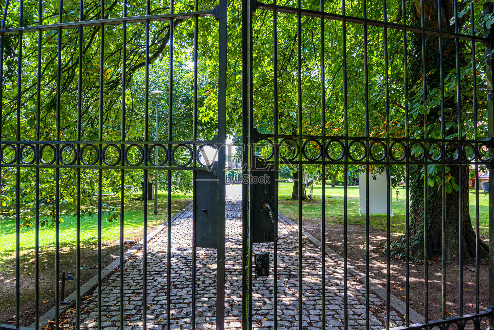 半开的黑色锻铁大门栏杆特写照片摄影图片