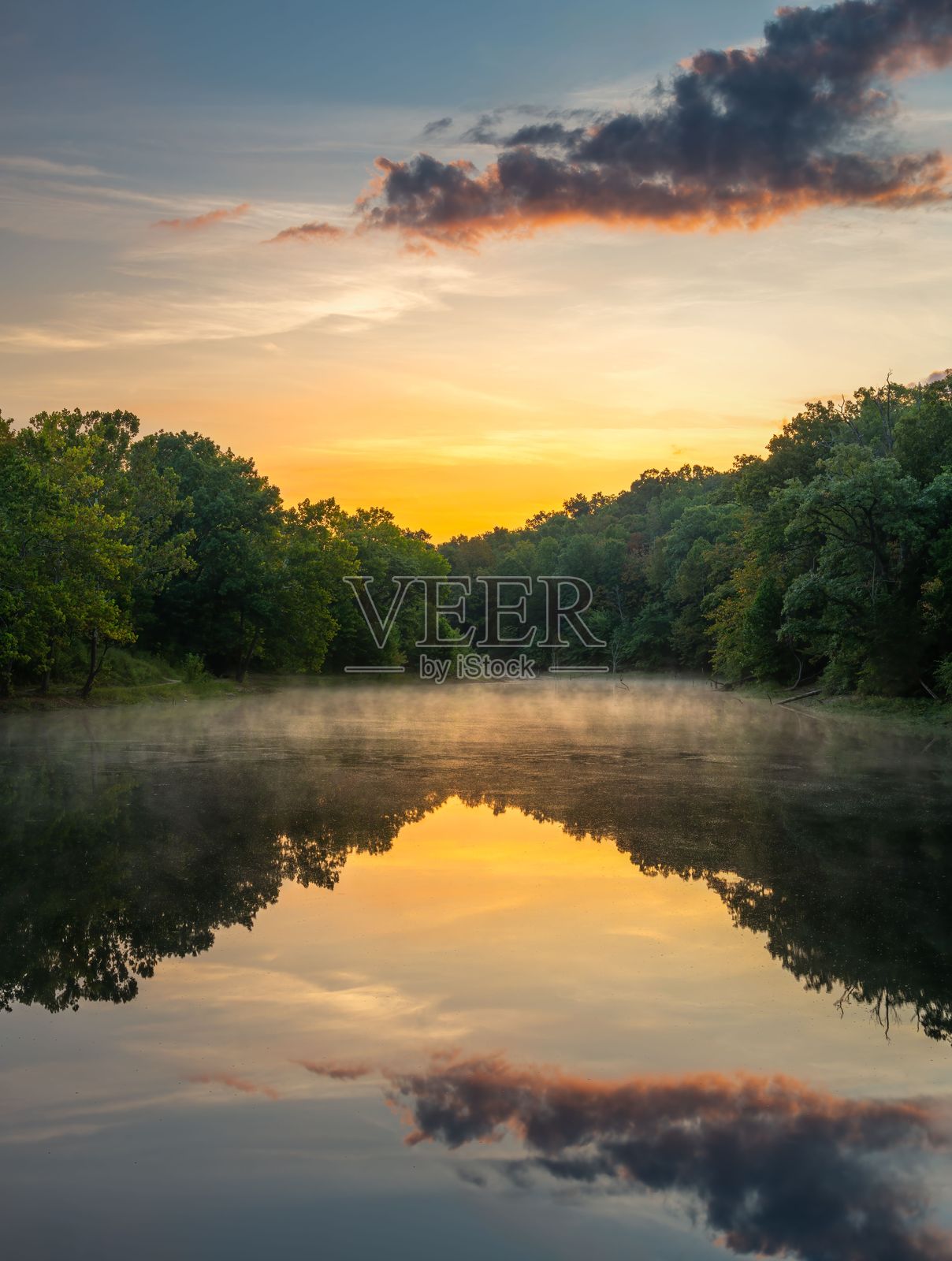 薄雾笼罩下宁静河流上空宁和的日出照片摄影图片