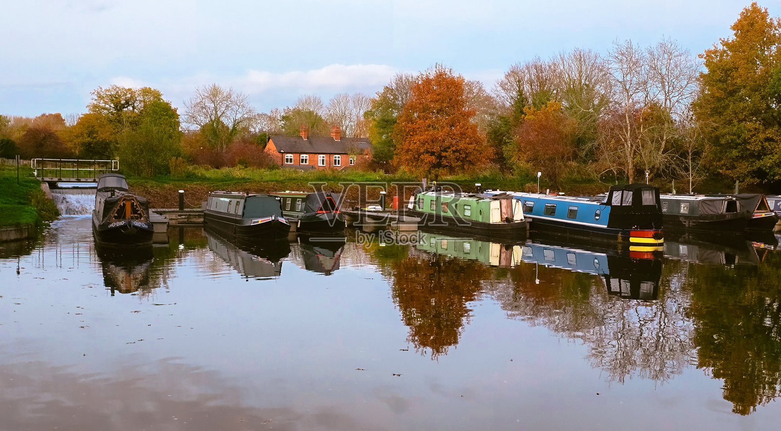 沃里克郡运河边的日落漫步,停泊的船只和小屋照片摄影图片