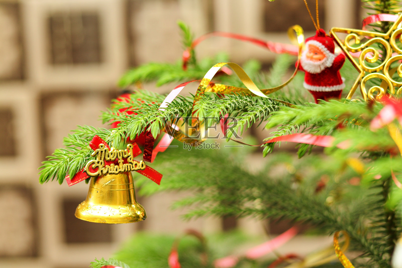 装饰圣诞树。树上挂着圣诞老人小玩具和彩球。圣诞派对或奇迹与圣诞老人。特写装饰圣诞树,背景是彩球。照片摄影图片