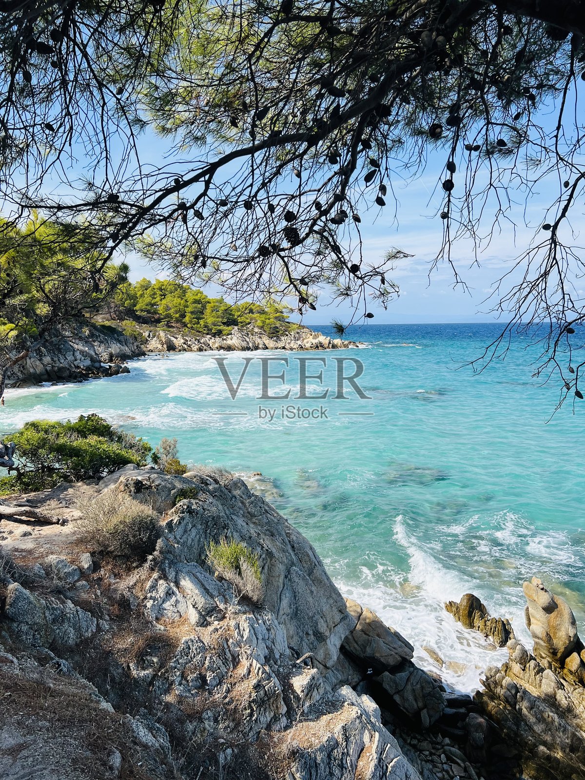 希腊波尔托卡利海滩,背景为绿松石色的海与岩石。照片摄影图片