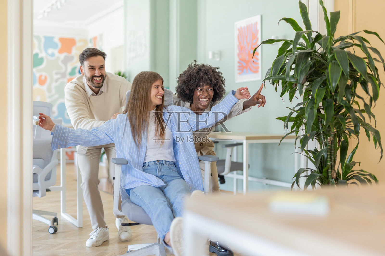 现代办公室环境中的团队精神照片摄影图片