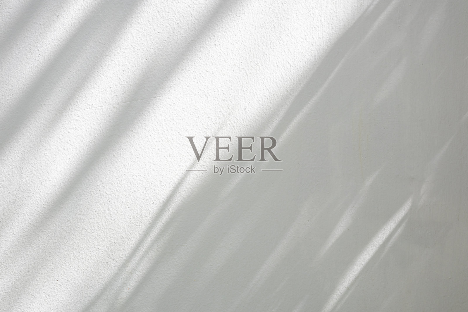 白色墙壁背景上抽象的树枝叶子阴影照片摄影图片