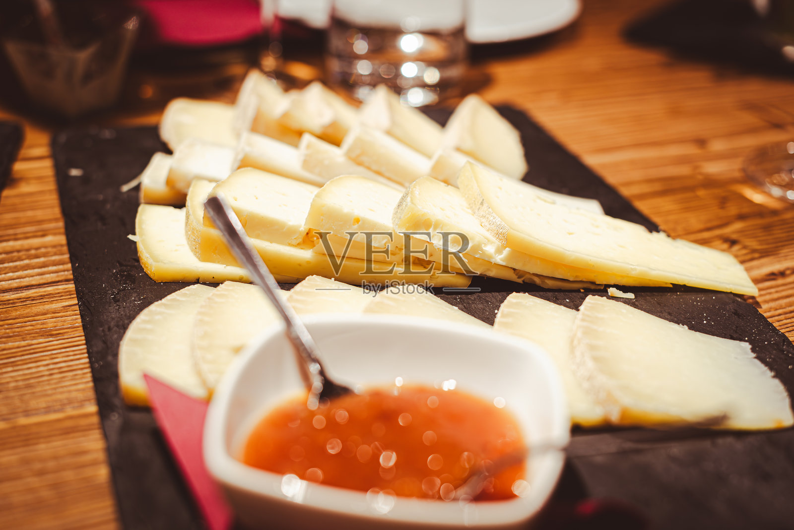 奶酪果酱拼盘,适合作为餐前酒或开胃菜。照片摄影图片