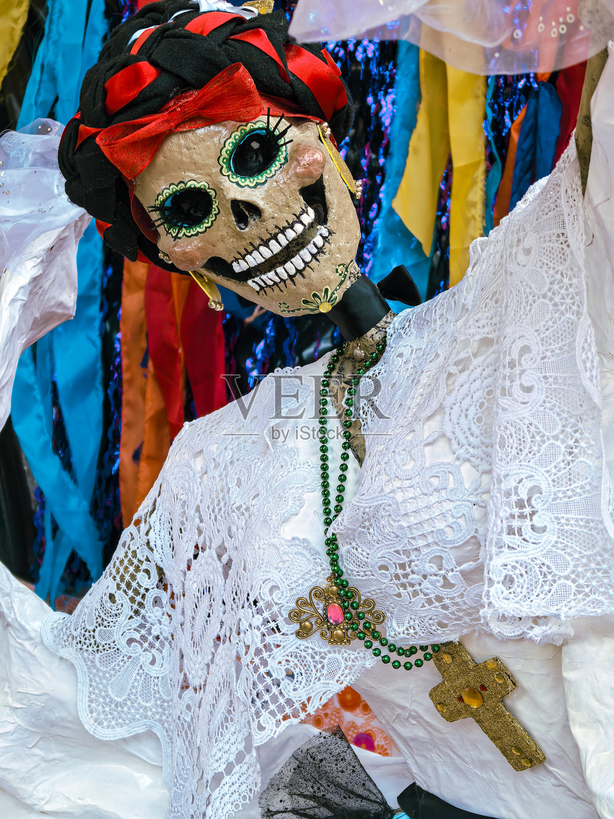 身着蕾丝裙、化着骷髅妆的传统墨西哥卡特里娜玩偶照片摄影图片