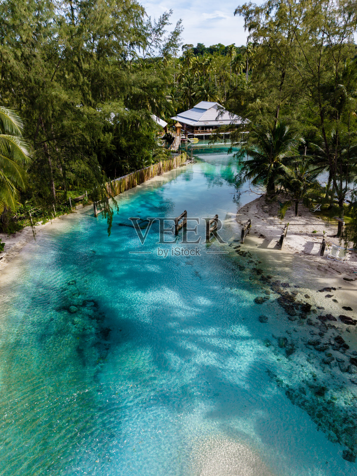 探索沽岛的宁静之美,这里有水晶般清澈的海水和郁郁葱葱的绿意照片摄影图片
