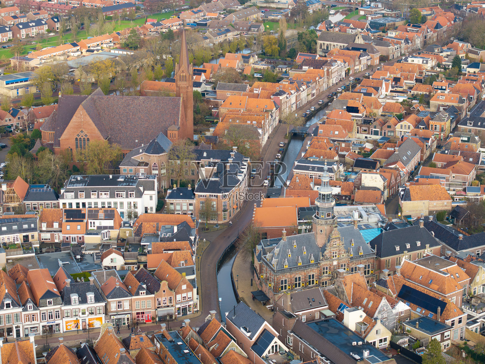 荷兰博尔斯瓦尔德的航拍城市景观,有运河和教堂照片摄影图片