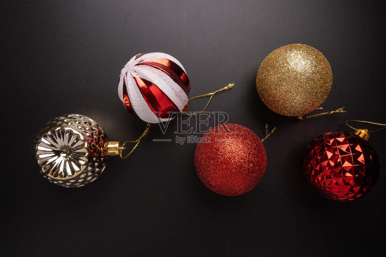 圣诞装饰品,美丽的圣诞装饰品悬挂在黑色背景前,焦点选择。照片摄影图片