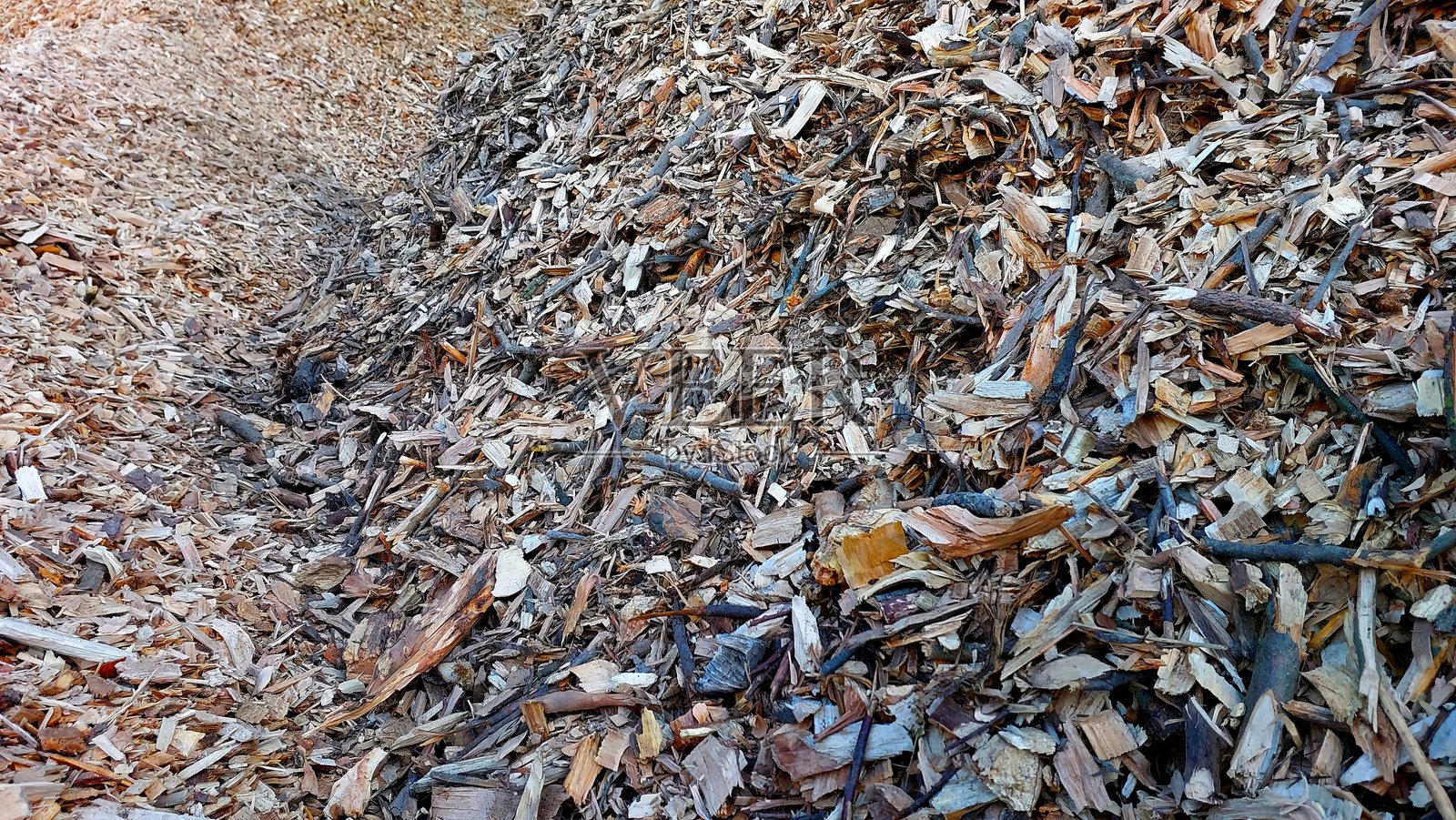 秋季工业设施中储存的用于生物燃料生产的木屑照片摄影图片