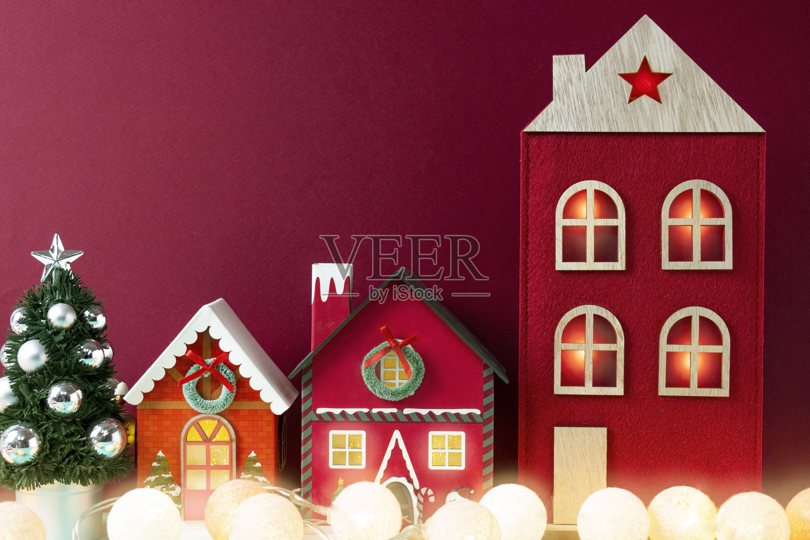 圣诞村庄的夜景,带有复制空间照片摄影图片