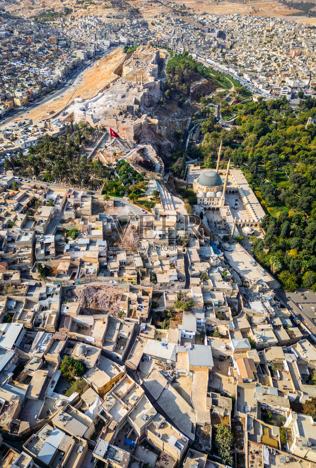 尚勒乌尔法城市景观,包含城堡和清真寺照片摄影图片