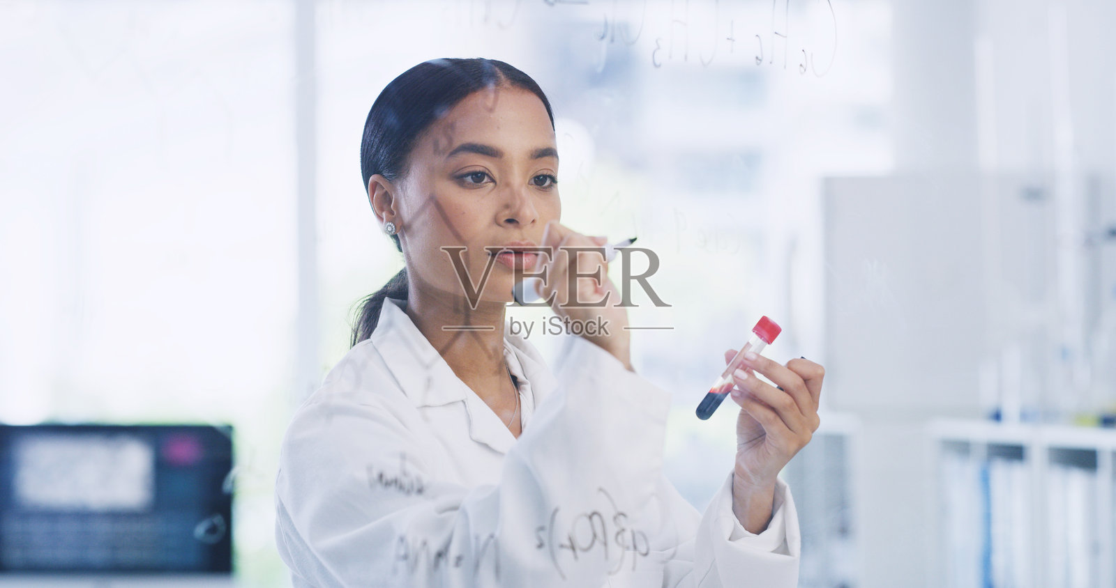 化学、书写和玻璃墙,一位女性在实验室进行血液样本、疫苗配方和酶反应的研究。医学研究、实验和头脑风暴方程,一位科学家在诊所进行研究。照片摄影图片