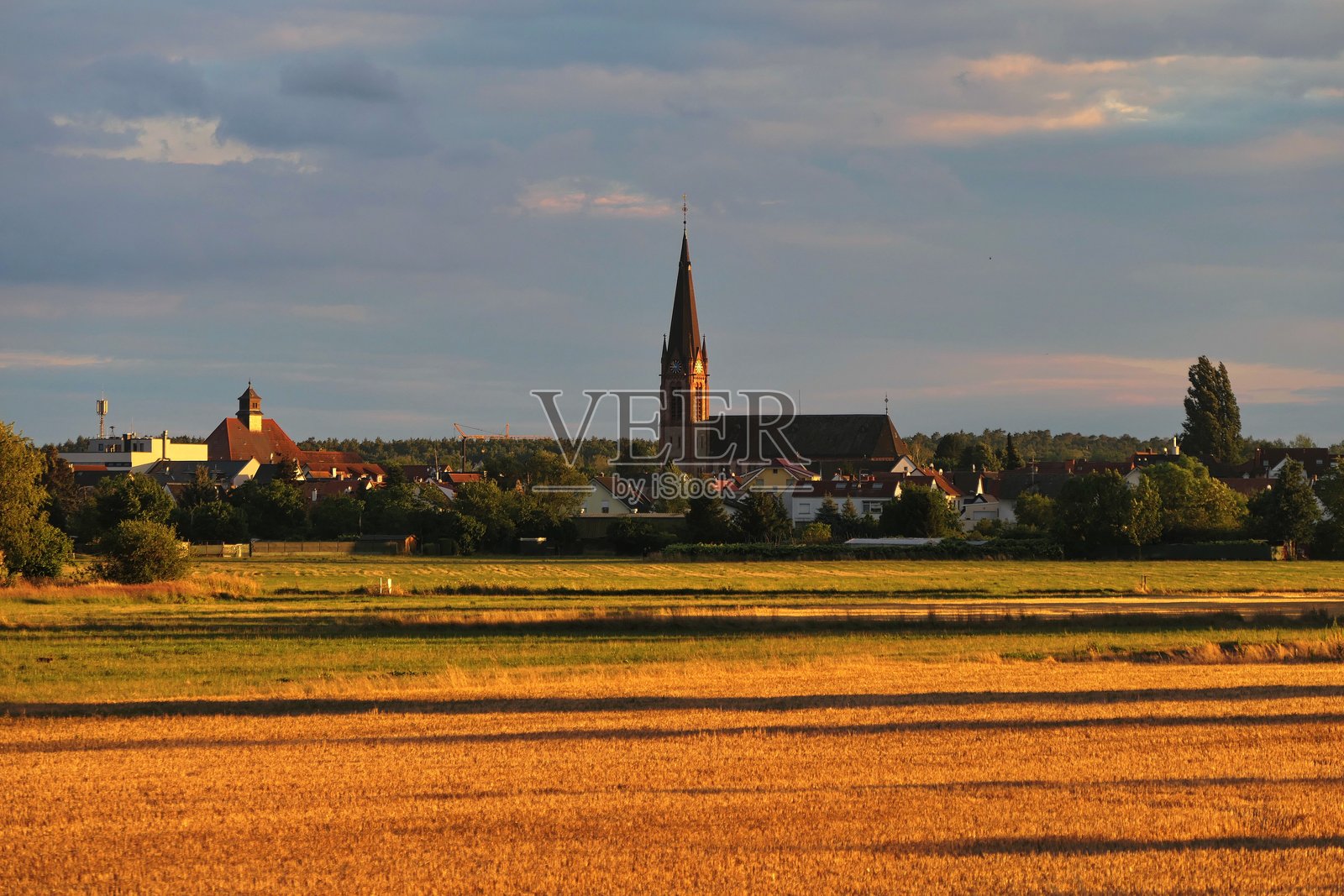 奥伯罗登的田野与教堂照片摄影图片