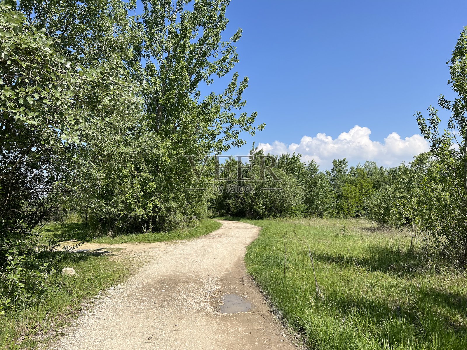 克罗地亚拉基特耶或圣内德利亚的湖泊(人造湖)旁的运动和休闲步道照片摄影图片