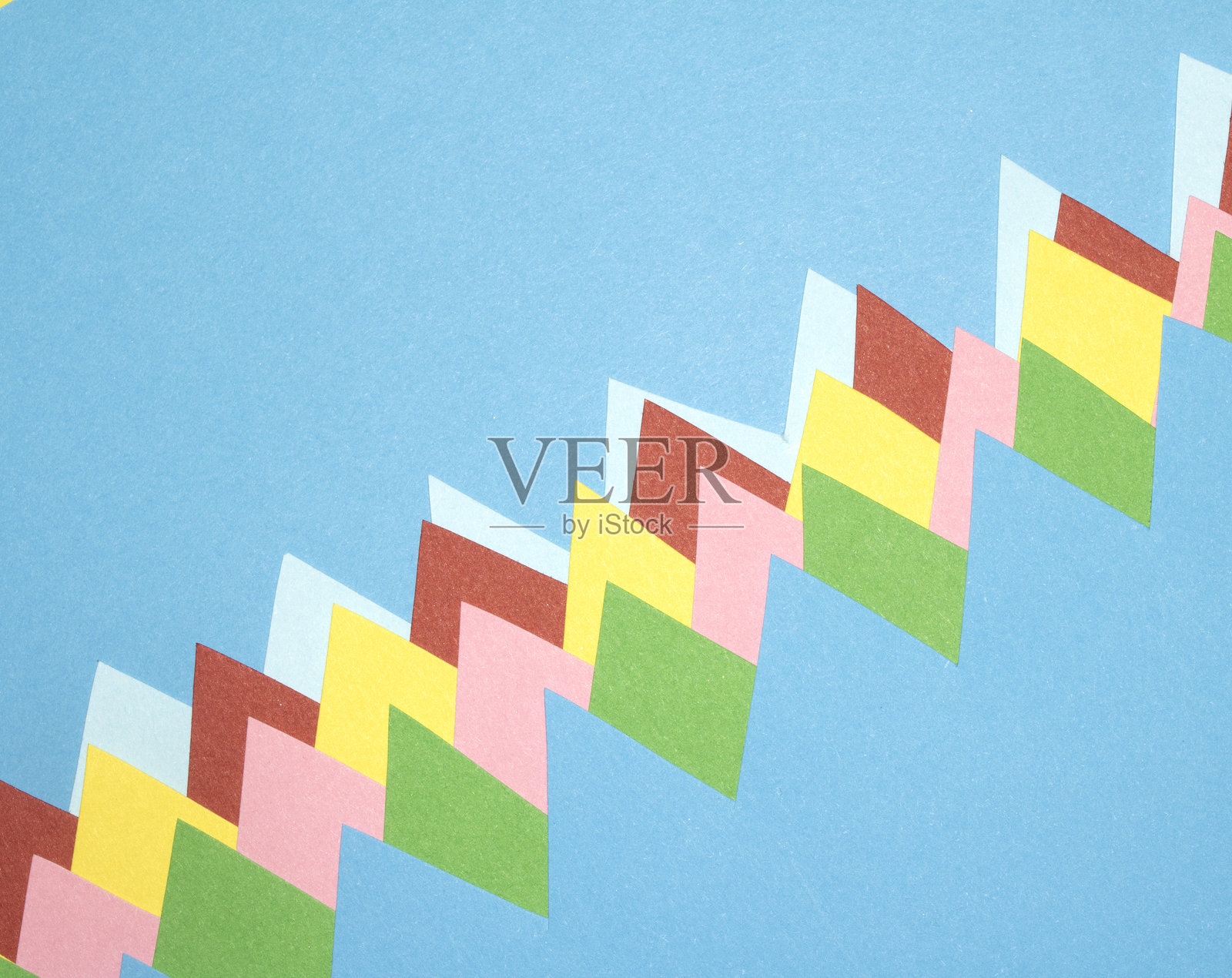 彩色纸卡三角形山脉锯齿几何图形,背景为彩虹色照片摄影图片