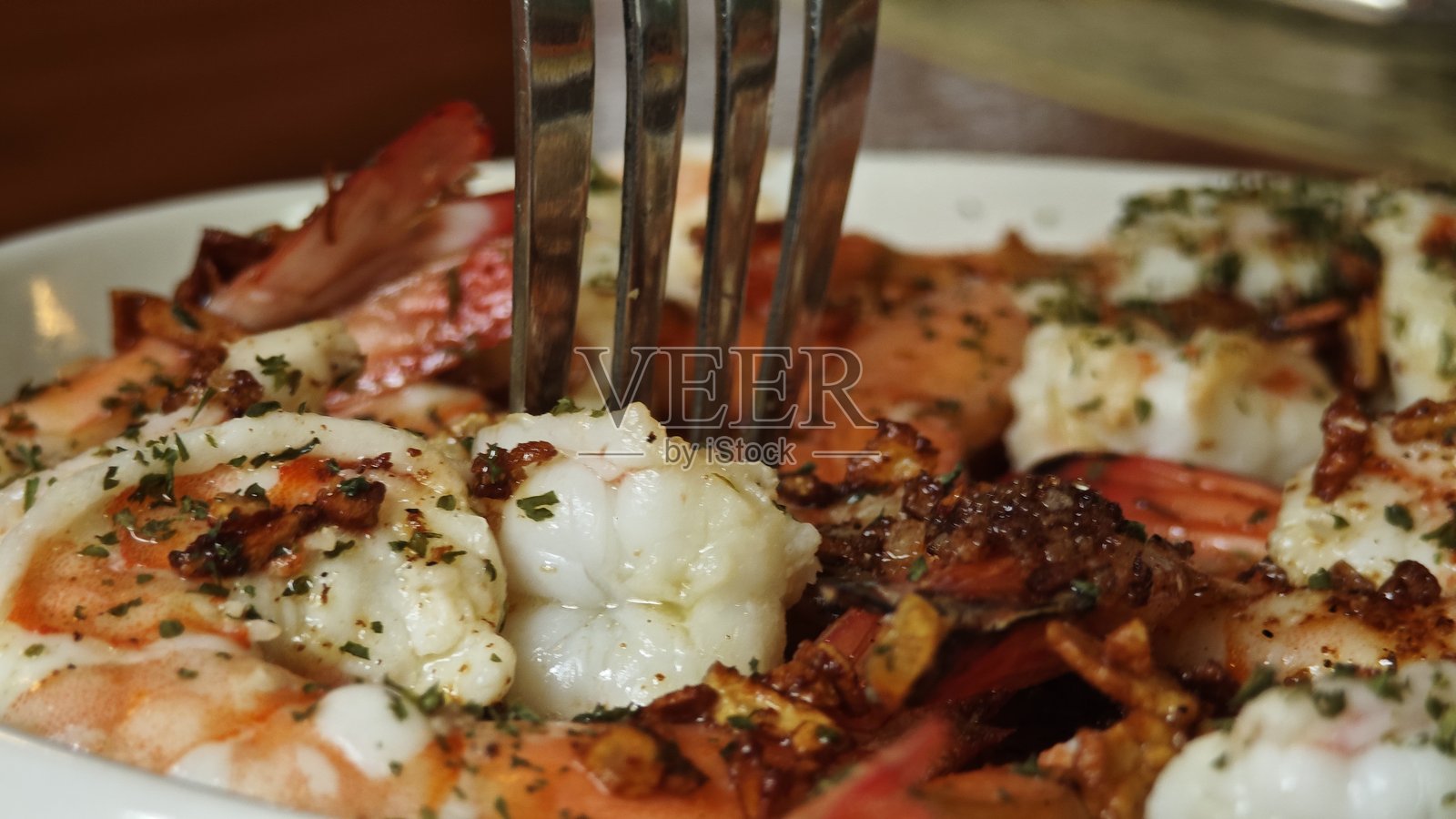 炸虾配蒜蓉和欧芹照片摄影图片