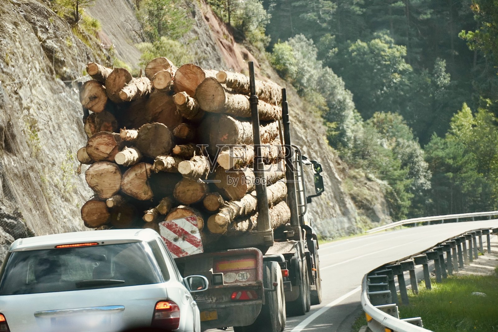 林区运送巨型树木的伐木卡车——木材运输照片摄影图片