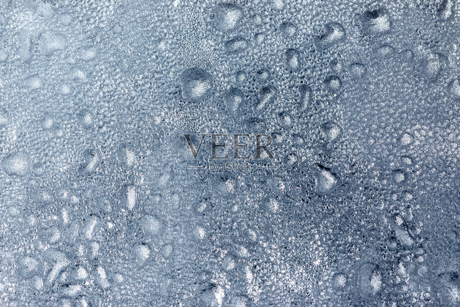 潮湿的表面上有许多小水滴照片摄影图片