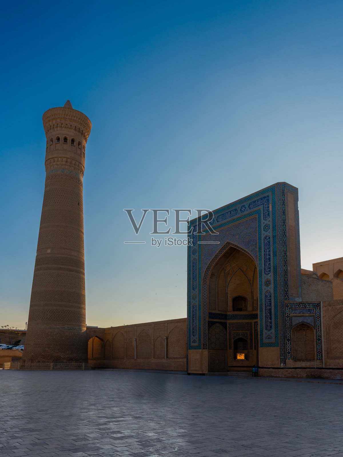 布哈拉历史庭院中的卡扬宣礼塔照片摄影图片