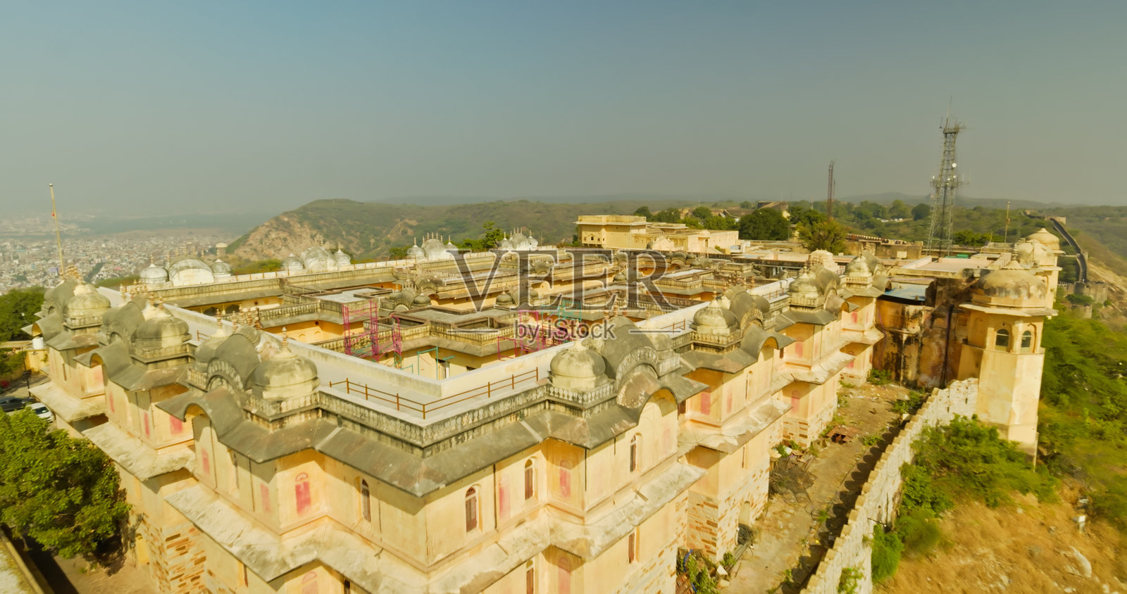 晴天时位于拉贾斯坦邦斋浦尔的纳哈尔加尔城堡(航拍)照片摄影图片
