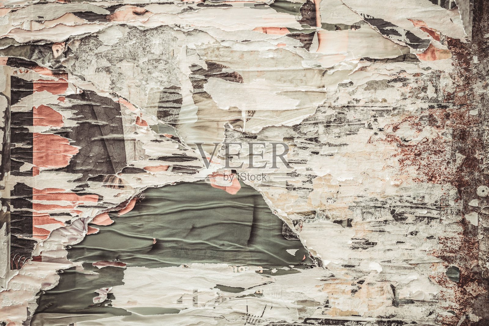 墙壁上撕裂的纸张纹理,褪色的城市海报层叠。抽象的衰败、复古怀旧和老式街头艺术美学的背景。照片摄影图片