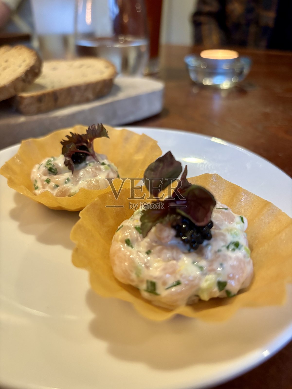 英格兰萨里郡安克尔里普利餐厅的三文鱼布林尼小食,精致的海鲜点心照片摄影图片