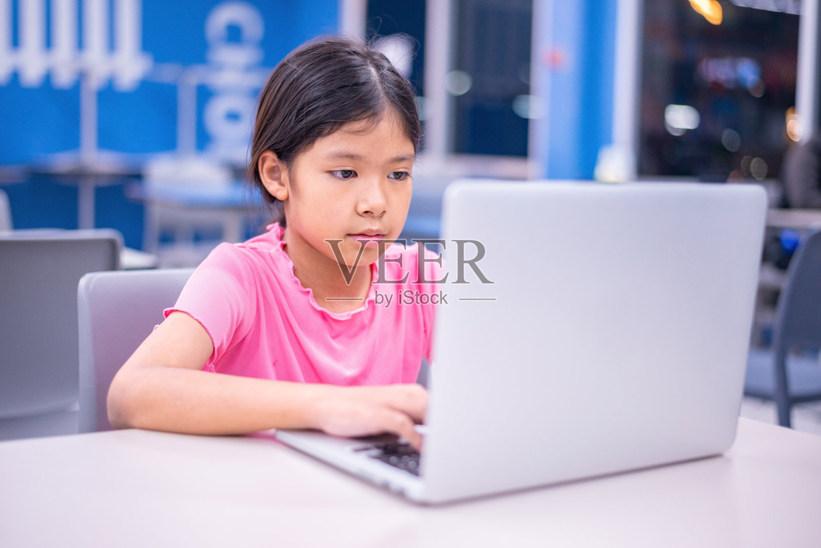 学生在现代学习环境中学习使用科技照片摄影图片