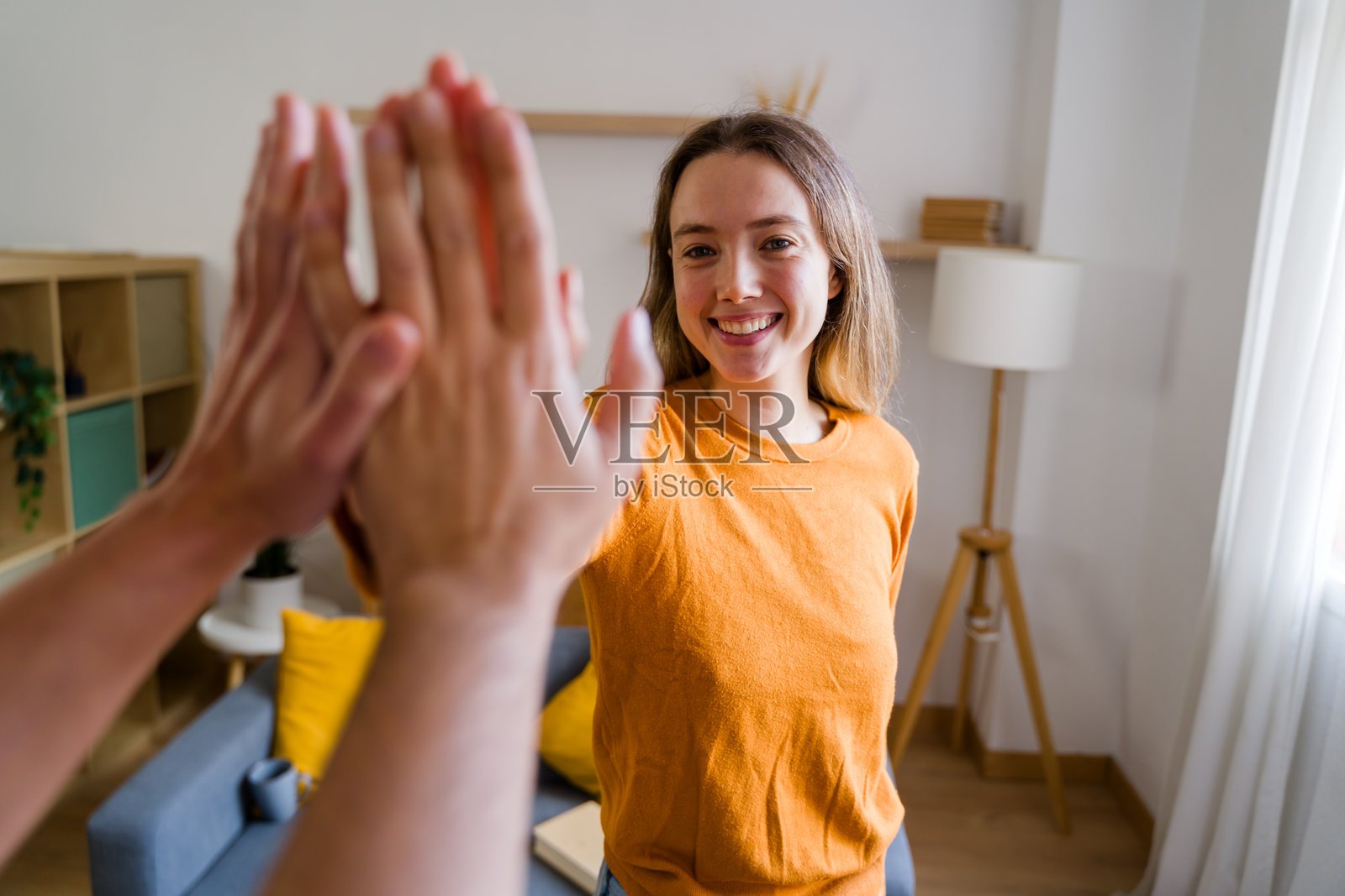 一位年轻女子微笑着击掌庆祝成功照片摄影图片