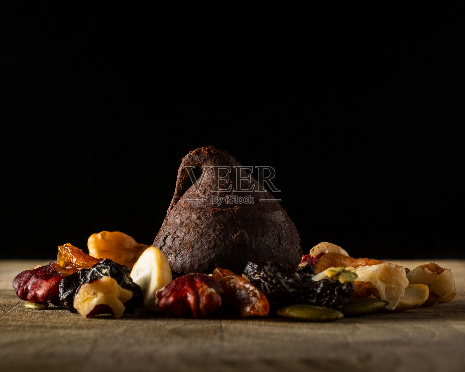 坚果和葡萄干中的巧克力松露照片摄影图片