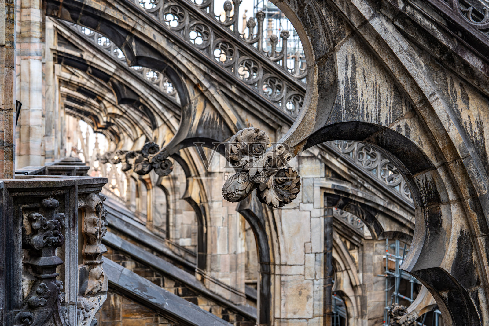 日出时分,意大利米兰大教堂的顶部照片摄影图片